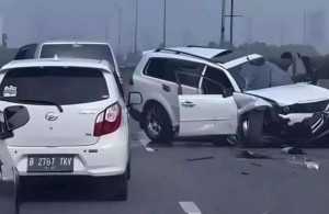 Pajero Tabrak Pembatas Tol, Diduga akibat Sopir Serangan Jantung