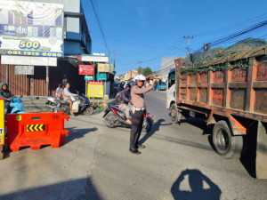 Anggota Polsek Ciampea Polres Bogor Laksanakan Pengaturan Lalu Lintas Pagi Hari