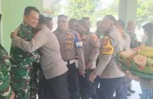 Personel Polsek Cibinong Berikan Ucapan HUT TNI ke-80, Kunjungi Kantor Koramil 0621-01 Cibinong