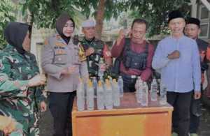 Polsek Dramaga Bersama Forkompimcam Melaksanakan Giat Pemusnahan Barang Bukti Miras Hasil Operasi Gabungan 3 Pilar Kecamatan Dramaga