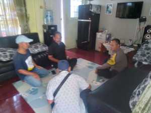 Bhabinkamtibmas Polsek Cisarua Laksanakan Sambang Warga untuk Ciptakan Kamtibmas Kondusif di Desa Lewimalang