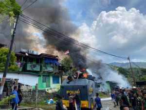 Personel Polri dan TNI Bahu Membahu Padamkan Api di Kompleks Kodam Lama Jayapura