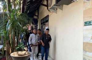 Yai Mim vs Sahara: Dikawal Puluhan Pendukung, Eks Dosen UIN Malang Penuhi Panggilan Polisi