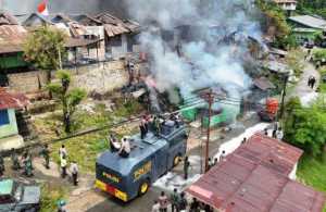 Quick Respon Polri Bantu Padamkan Kebakaran di Kodam Lama Jayapura