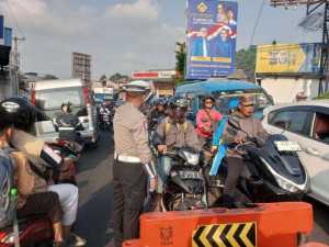 Anggota Polsek Ciampea Polres Bogor Laksanakan Pengaturan Lalu Lintas Pagi Hari untuk Ciptakan Kamseltibcarlantas