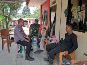 Sinergitas TNI dan POLRI Laksanakan Tingkatkan Keamanan Lewat Patroli Dialogis di Tengah Warganya.