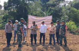 Kapolsek Dramaga Laksanakan Kegiatan Penanaman Jagung Hibrida Serentak KUARTAL IV Gugus Tugas Polri Mendukung Ketahanan Pangan