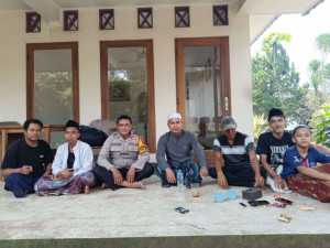 Bhabinkamtibmas Polsek Ciawi Polres Bogor Anjangsana ke Tokoh Agama Ponpes Almuklisn di Desa Bitungsari