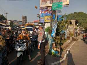 Anggota Polsek Ciampea Laksanakan Pengaturan Lalu Lintas Pagi, Cegah Kemacetan dan Kecelakaan