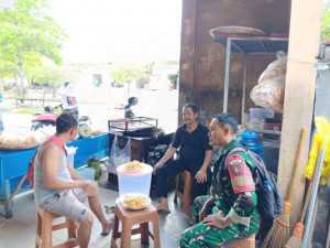 Jalin Kedekatan dengan Warga, Babinsa Adakan Komsos di Wilayah Binaan