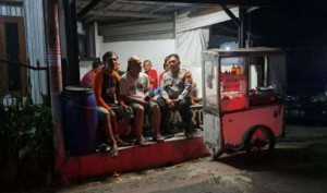 Bhabinkamtibmas Polsek Ciampea kontrol petugas ronda malam, sampaikan pesan kamtibmas kepada warga