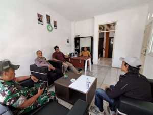 Sinergitas TNI dan POLRI Laksanakan Cooling Systim Tingkatkan Keamanan Lewat Patroli Dialogis ke Kantor Desa Binaan Ajak Jaga Kamtibmas Yang Kondusif