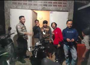 Bhabinkamtibmas Polsek Cisarua Polres Bogor kontrol pos kamling dan sampaikan pesan kamtibmas