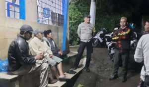 Bhabinkamtibmas Polsek Cisarua Polres Bogor kontrol pos kamling dan sampaikan pesan kamtibmas