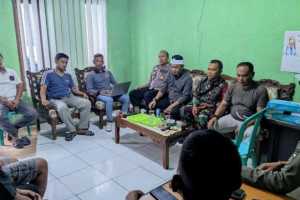 Polri Melalui Bhabinkamtibmas Laksanakan Tingkatkan Keamanan Lewat Patroli Dialogis ke Kantor Desa Binaan Ajak Warga Jaga Kamtibmas Kondusif