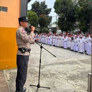 Bhabinkamtibmas Desa Bendungan Berikan Himbauan Saat Menjadi Pembina Upacara di Sekolah Dasar