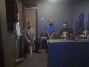 Bhabinkamtibmas Polsek Cisarua Polres Bogor Cek Pos Kamling Warga, Sampaikan Pesan Kamtibmas Untuk Cegah Gangguan Keamanan