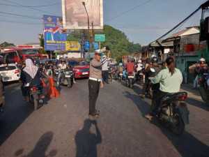 Anggota Polsek Ciampea Polres Bogor Laksanakan Pengaturan Lalu Lintas Pagi Hari Untuk Wujudkan Kamseltibcarlantas