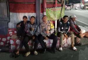 Bhabinkamtibmas Polsek Cisarua Polres Bogor Kontrol Pos Siskamling dan Sampaikan Pesan Kamtibmas