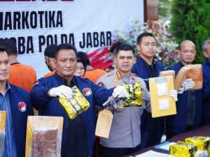 Polda Jabar Gagalkan Peredaran Narkoba Jaringan Internasional Dan Lokal, 17,6 KG Sabu, 19,5 KG Ganja, Dan Senjata Api Ilegal Disita