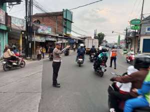 Anggota Polsek Ciampea Polres Bogor Laksanakan Kegiatan Pengaturan Lalu Lintas