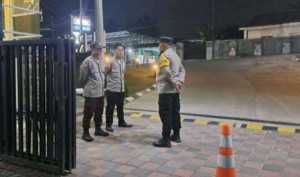 Bhabinkamtibmas Polsek Ciampea Laksanakan Kontrol Dan Sambang Ke Petugas Security, Sampaikan Pesan Kamtibmas