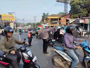 Polsek Megamendung Gelar Personel Untuk Pengaturan Lalu Lintas, Ciptakan Kamseltibcarlantas yang Kondusif