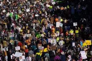 Demo Besar-besaran, Ribuan Warga AS Turun ke Jalan dalam Aksi Menentang Donald Trump