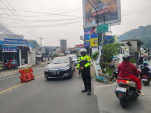 Anggota Polsek Ciampea Polres Bogor Laksanakan Pengaturan Lalu Lintas Sore Hari