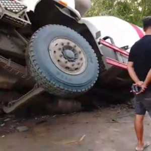 Mobil Molen Terperosok Di Desa Purasari Kecamatan Leuwiliang.