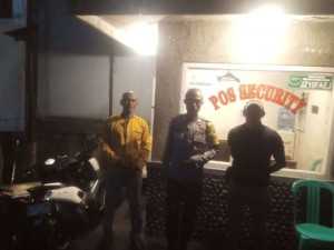 Bhabinkamtibmas Polsek Cisarua Polres Bogor Cek Pos Keamanan Warga, Sampaikan Pesan Kamtibmas