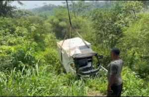 Nahas! Kendaraan Pengangkut MBG di Tasikmalaya Masuk Jurang