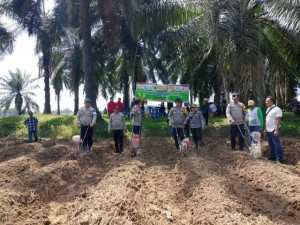 Polsek Semendawai Suku III Cek Progres Tanaman Petani Sukseskan Program Ketahanan Pangan