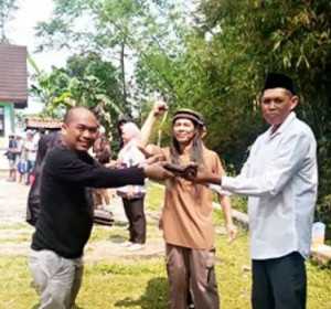 Warga Desa Kebonpedes Gotong Royong Bongkar Ruang Kelas Rusak, DPRD Sukabumi Beri Apresiasi