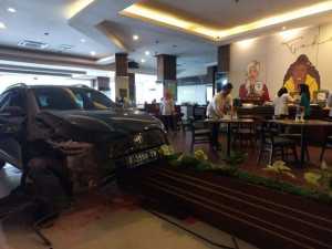 Waduh! Mobil Seruduk Kaca hingga Masuk Hotel di Klaten