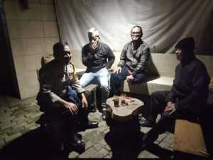 Bhabinkamtibmas Polsek Cisarua Polres Bogor Kontrol Pos Kamling dan Sampaikan Pesan Kamtibmas kepada Warga