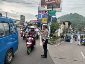 Anggota Polsek Ciampea Polres Bogor laksanakan kegiatan pengaturan lalu lintas