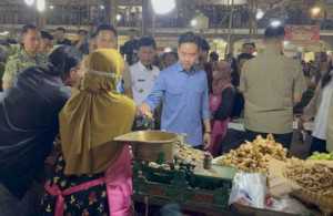 Wapres Gibran didampingi Wali Kota Cirebon tinjau harga kebutuhan pokok