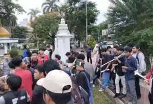 Ricuh Demo Truk ODOL di Serang, Mahasiswa Bentrok dengan Polisi