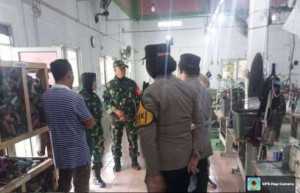 Kapolsek Dramaga Didampingi Danramil 0621-13 Laksanakan Door To Door Program Jumat Curhat, Dengarkan Aduan Keluh Kesah Warga Masyarakat Kecamatan Dramaga