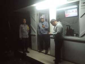 Bhabinkamtibmas Polsek Cisarua Polres Bogor Cek Pos Keamanan lingkungan dan Dampaikan Pesan Kamtibmas Kepada Warga