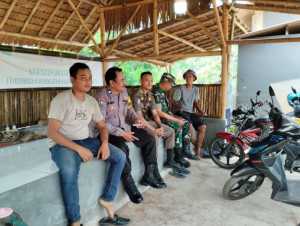 Sinergitas TNI dan Polri, Bhabinkamtibmas Polsek Parungpanjang Sambang Tokoh Pemuda di Desa Cikuda