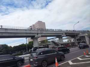 LRT gangguan bikin penumpang jalan kaki di pinggir rel, ketiadaan jalur evakuasi dipertanyakan
