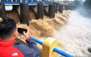 Warga Jakarta diminta waspada, ini 41 titik terancam banjir