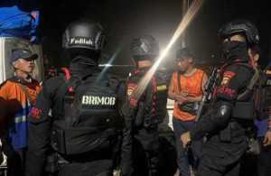 Brimob Amankan Lokasi Anjloknya Kereta Purwojaya di Bekasi