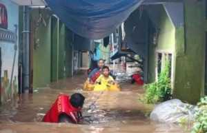 Banjir kiriman, ratusan rumah di Jaktim dan Jaksel terendam