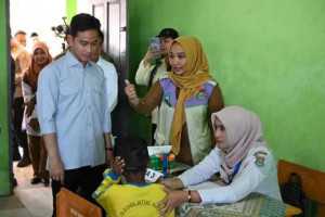 Wapres Gibran tinjau 'Cek Kesehatan Gratis' di Mauk, Tangerang