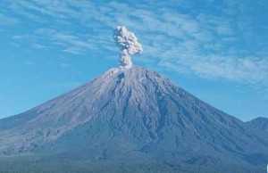 Gunung Semeru meletus hebat pagi ini