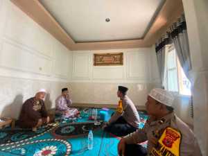 Kapolsek Babakan Madang Jalin Silaturahmi dengan Tokoh Agama Desa Sumur Batu, Ajak Bersama Jaga Kamtibmas