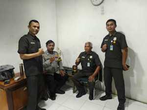 Bhabinkamtibmas Polsek Cisarua Polres Bogor Kontrol Pos Kamling dan Sampaikan Pesan Kamtibmas